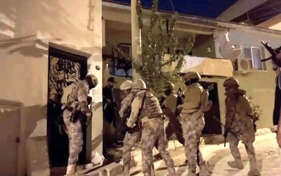 İzmir'de FET&Ouml; operasyonu: 12 g&ouml;zaltı