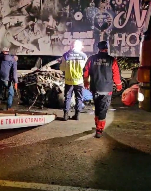 İzmir&rsquo;de freni boşalan kamyon 7 aracı bi&ccedil;ti: 3 &ouml;l&uuml;, 7 yaralı
