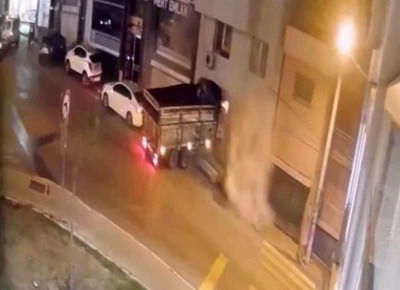 İzmir&rsquo;de freni boşalan kamyon duvarı yıkıp eve girdi