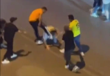 İzmir&rsquo;de Galatasaray ve Fenerbah&ccedil;eli taraftarlar birbirine girdi
