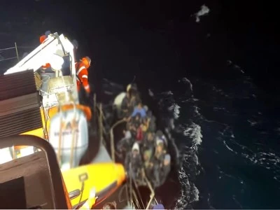 İzmir'de g&ouml;&ccedil;men botu yarı batık bulundu; 37 kişi kurtarıldı, 1 kişinin cansız bedeni bulundu