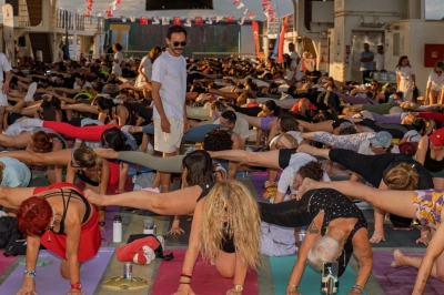 İzmir&rsquo;de G&uuml;neşi Yoga İle Uğurladılar