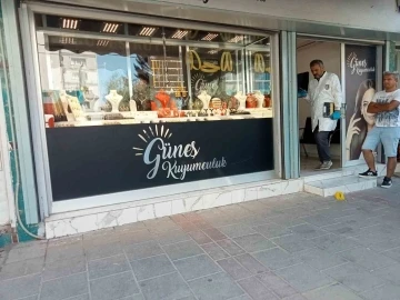 İzmir&rsquo;de g&uuml;peg&uuml;nd&uuml;z silahlı kuyumcu soygunu kamerada
