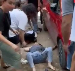 G&uuml;zellik merkezi &ouml;n&uuml;nde bı&ccedil;aklı dehşet: 2 &ouml;l&uuml;, 1 yaralı