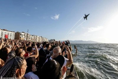 İzmir&rsquo;de havada karada kurtuluş coşkusu