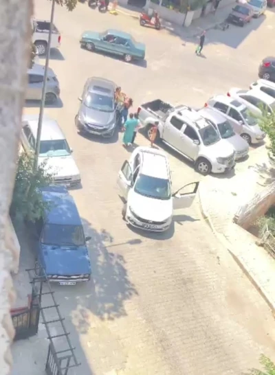 İzmir&rsquo;de kadın s&uuml;r&uuml;c&uuml;lerin trafikteki kavgası kamerada; toplam 540 bin lira ceza uygulandı