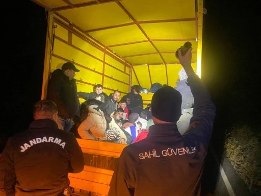 İzmir&rsquo;de kamyonet kasasında 40 ka&ccedil;ak g&ouml;&ccedil;men ve 1 organizat&ouml;r yakalandı
