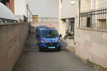 Komşular arasında bı&ccedil;aklı ve sopalı kavga