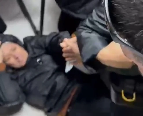 İzmir&rsquo;de mağaza a&ccedil;ılışında izdiham, birbirlerini b&ouml;yle ezdiler
