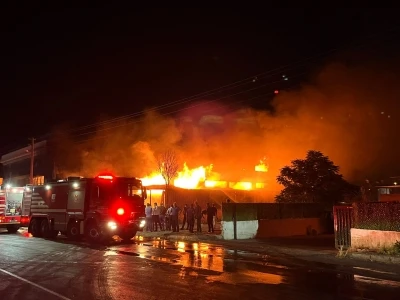 İzmir&rsquo;de mobilya fabrikasında yangın