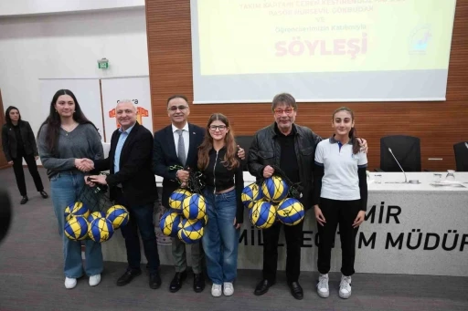 İzmir&rsquo;de &ouml;ğrenciler sporcularla buluştu: 750 adet voleybol topu hediye edildi
