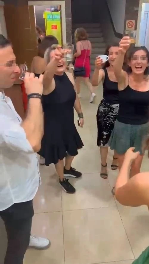 İzmir&rsquo;de okulda alkol i&ccedil;en &ouml;ğretmenler g&ouml;revden uzaklaştırıldı
