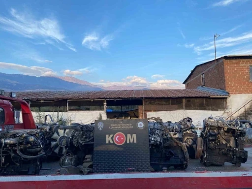 İzmir&rsquo;de oto tamir servisine motor şasesi operasyonu
