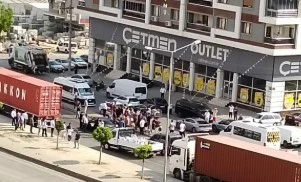 İzmir'de otomobile t&uuml;fekli saldırı; 3 &ouml;l&uuml;, 1 yaralı