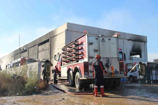 İzmir&rsquo;de plastik kasa fabrikası yangını kontrol altında
