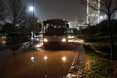 İzmir&rsquo;de sağanak: Yollar g&ouml;le d&ouml;nd&uuml;, ev ve iş yerlerini su bastı