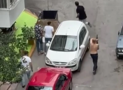 İzmir&rsquo;de sokak ortasında t&uuml;fekle dehşet sa&ccedil;an şehir magandaları kıskıvrak yakalandı