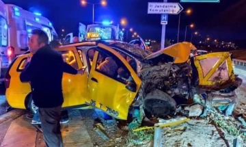 İzmir&rsquo;de ticari taksi bariyerlere &ccedil;arptı: 1 &ouml;l&uuml;, 5 yaralı
