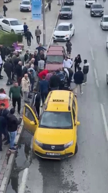 İzmir&rsquo;de trafikteki laf dalaşı silahlı kavgaya d&ouml;nd&uuml;: 2 yaralı
