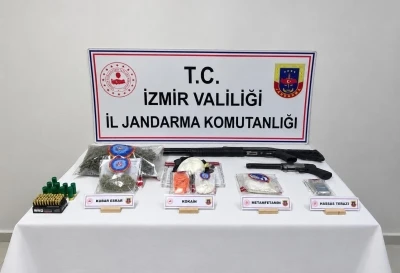 İzmir'de uyuşturucu operasyonunda 1 kilo kokain ele ge&ccedil;irildi; 8 g&ouml;zaltı