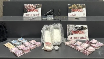 İzmir&rsquo;de uyuşturucu sevkiyatı yapan motosikletli yakalandı
