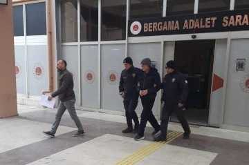 İzmir&rsquo;de uyuşturucu tacirinin evine polis baskını
