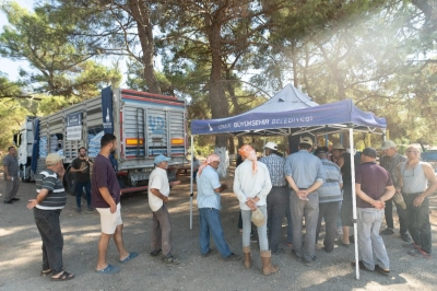 İzmir'de Yangından Etkilenen K&ouml;ylere 40 Tonluk Yem Desteği