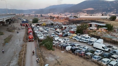 İzmir'de yediemin otoparkında yangın: 50 motosiklet ve 12 ara&ccedil; yandı