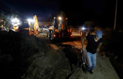 İzmir&rsquo;deki orman yangını haberlerini izlerken alevleri kapısında buldu