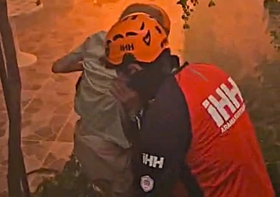 İzmir&rsquo;deki orman yangınında ekipler vatandaşları alevlerin arasından kurtardı