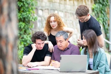 İzmir Ekonomi&rsquo;den 5 yılda 324 proje ile b&uuml;y&uuml;k başarı
