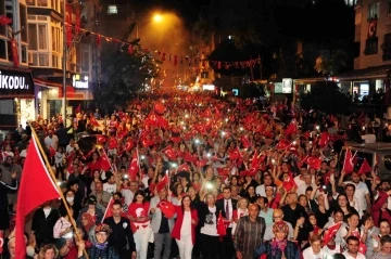 İzmir&rsquo;i Cumhuriyet coşkusu sardı, etkinlikler gece boyu s&uuml;rd&uuml;
