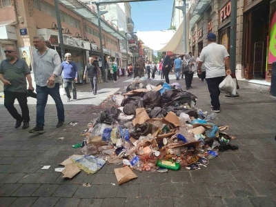 İzmir&rsquo;in g&ouml;beğinde &ccedil;&ouml;pten utan&ccedil; manzarası
