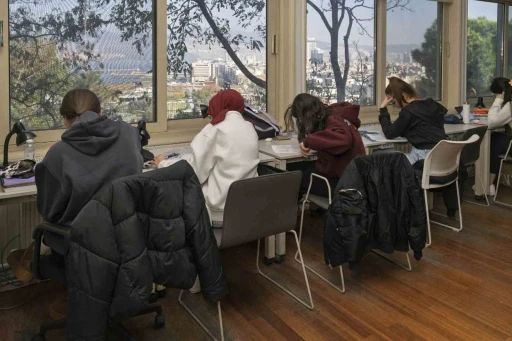 İzmir&rsquo;in k&uuml;t&uuml;phaneleri binlerce genci ağırlıyor
