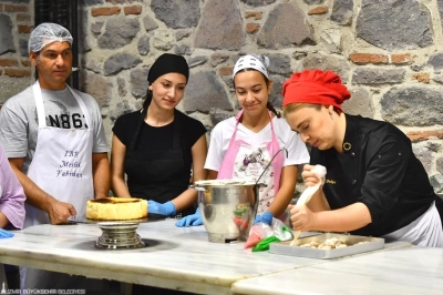 İzmir&rsquo;in Meslek Fabrikası İş, Aş, Umut &Uuml;retiyor