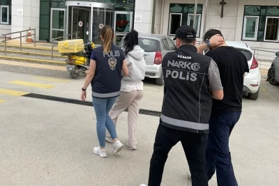 İzmir&rsquo;in turistik il&ccedil;elerinde zehir tacirlerine operasyon
