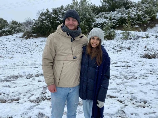 İzmir&rsquo;in y&uuml;ksek kesimleri beyaza b&uuml;r&uuml;nd&uuml;
