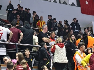 İzmir karıştı: G&ouml;ztepeli ve Beşiktaşlı taraftarlar arasında kavga! 
