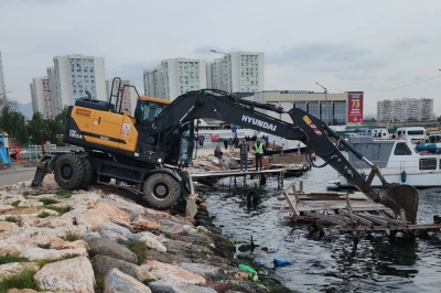 İzmir Karşıyaka&rsquo;daki ka&ccedil;ak iskeleler yıkılıyor