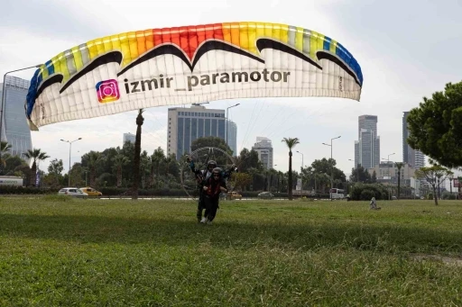 İzmir K&ouml;rfezi&rsquo;nde paramotor keyfi