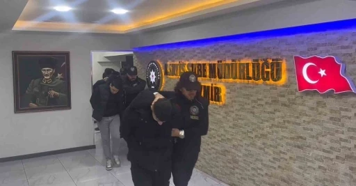 İzmir merkezli 3 ilde yedek par&ccedil;a dolandırıcılarına operasyon: 7 tutuklama
