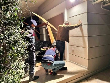 İzmir merkezli 9 ildeki ter&ouml;r operasyonuna 9 tutuklama