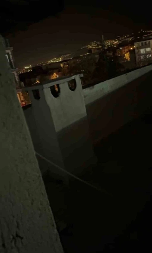 İzmir polisinden akıl almaz taktik: Zehir evini bacadan t&uuml;ten kokudan buldular
