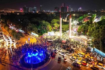 İzmirliler kurtuluş g&uuml;n&uuml;nde İzmir Fuarı&rsquo;na akın etti