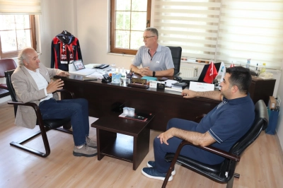 İzmit Belediyesi Muhtarlarla Bire Bir Temasa Devam Ediyor