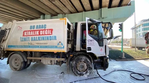 İzmit Belediyesi&rsquo;nin &ccedil;&ouml;p kamyonunda yangın &ccedil;ıktı

