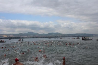 İzmit K&ouml;rfezi'nde nefesler tutuldu: 343 kişi aynı anda 2 bin 600 metre kula&ccedil; attı