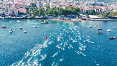 İzmit K&ouml;rfezi'ni y&uuml;zerek ge&ccedil;tiler
