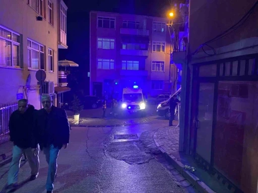 İzmit&rsquo;te 4 katlı binada &ccedil;ıkan yangında 2 kişi dumandan etkilendi
