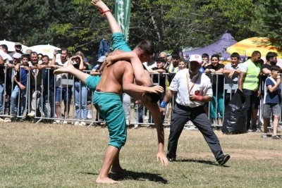 İznik Alı&ccedil; Yaylası Karakucak G&uuml;reşleri'ne b&uuml;y&uuml;k ilgi